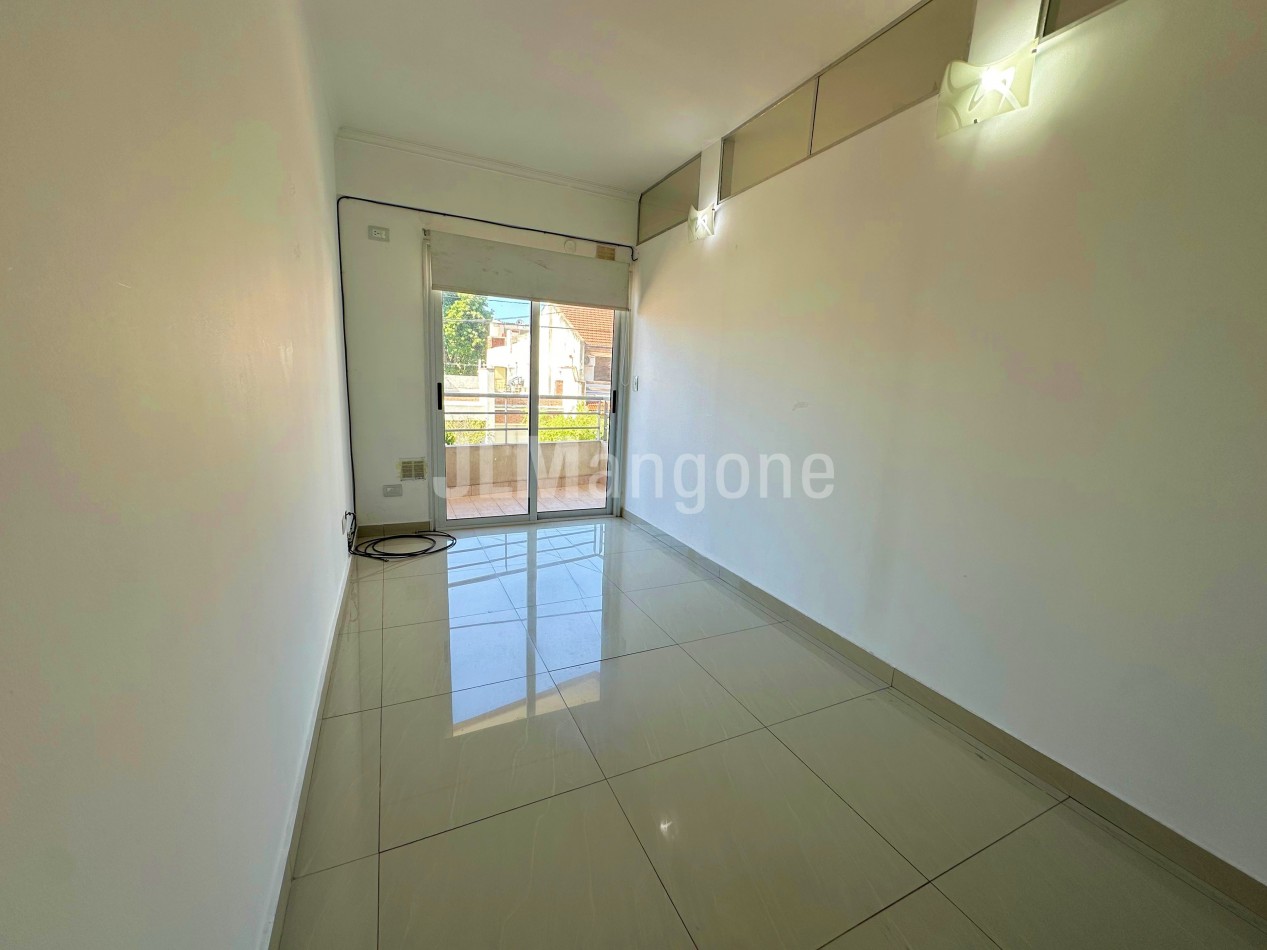 Departamento 2 ambientes con cochera y balcon