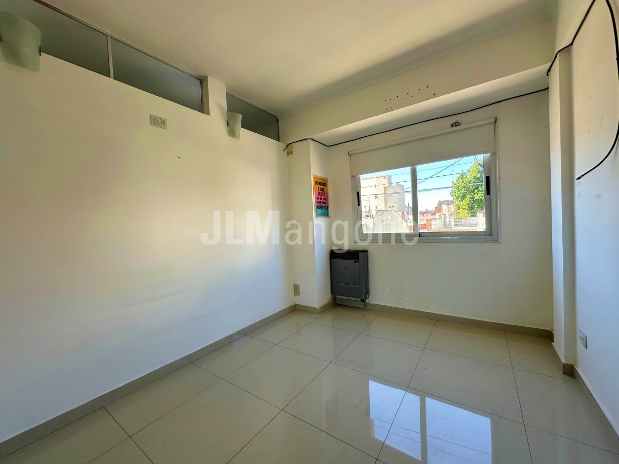 Departamento 2 ambientes con cochera y balcon