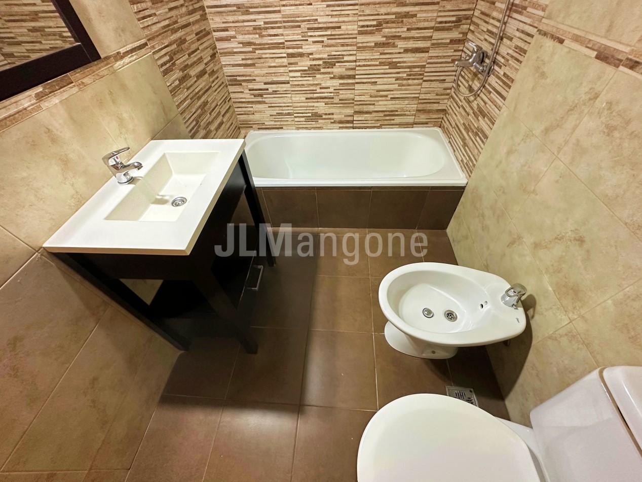 Departamento 2 ambientes con cochera y balcon