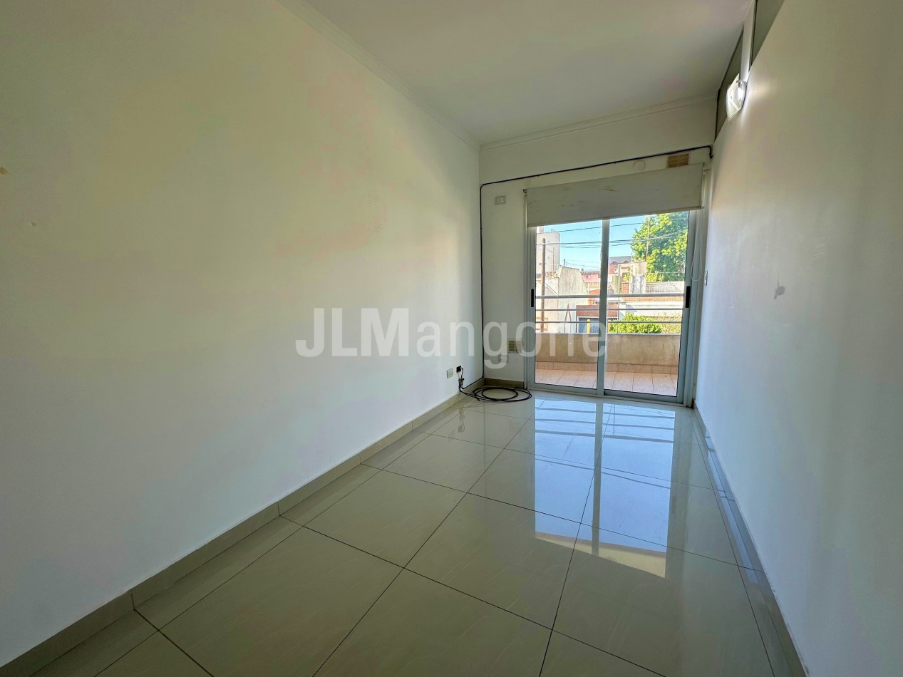 Departamento 2 ambientes con cochera y balcon