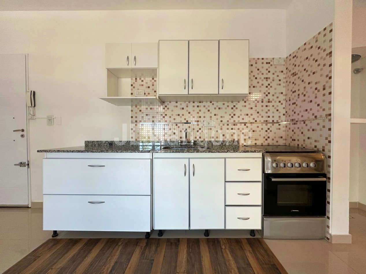 Departamento 2 ambientes con cochera y balcon