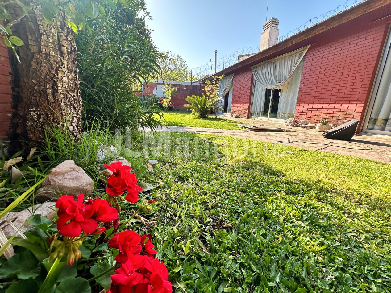 Casa 4 ambientes con cocheras, parque y quincho