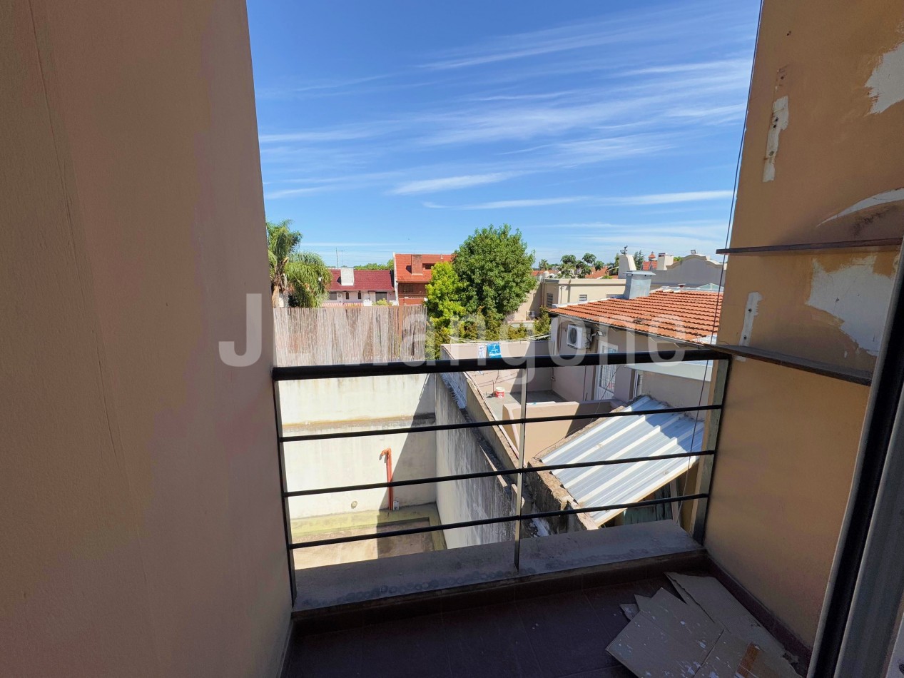 Departamento 2 ambientes con cochera y balcon