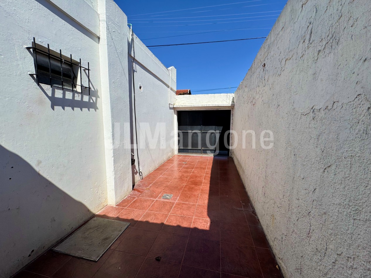 Casa 3 ambientes con cochera y patio