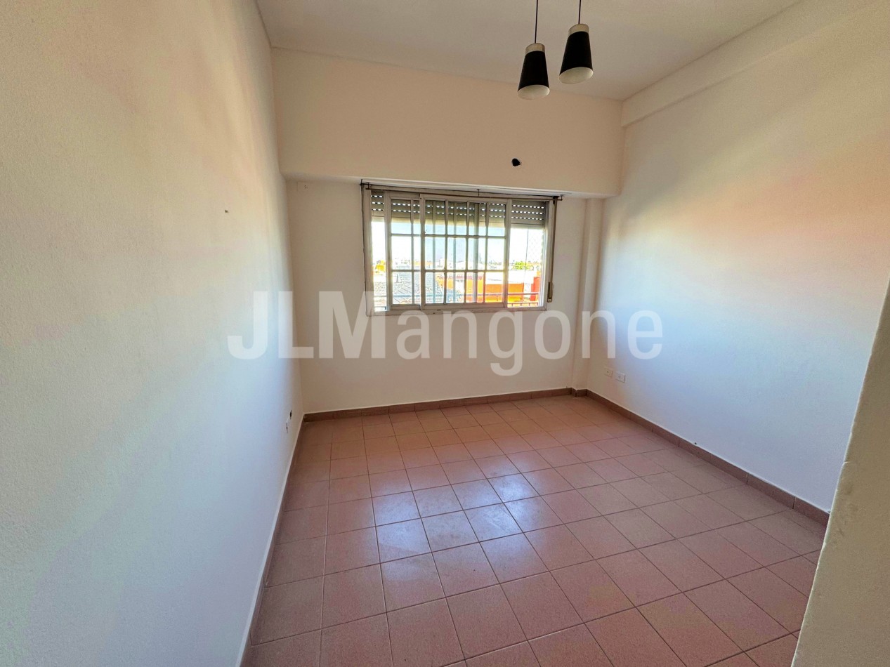 Departamento 3 ambientes con cochera y balcon