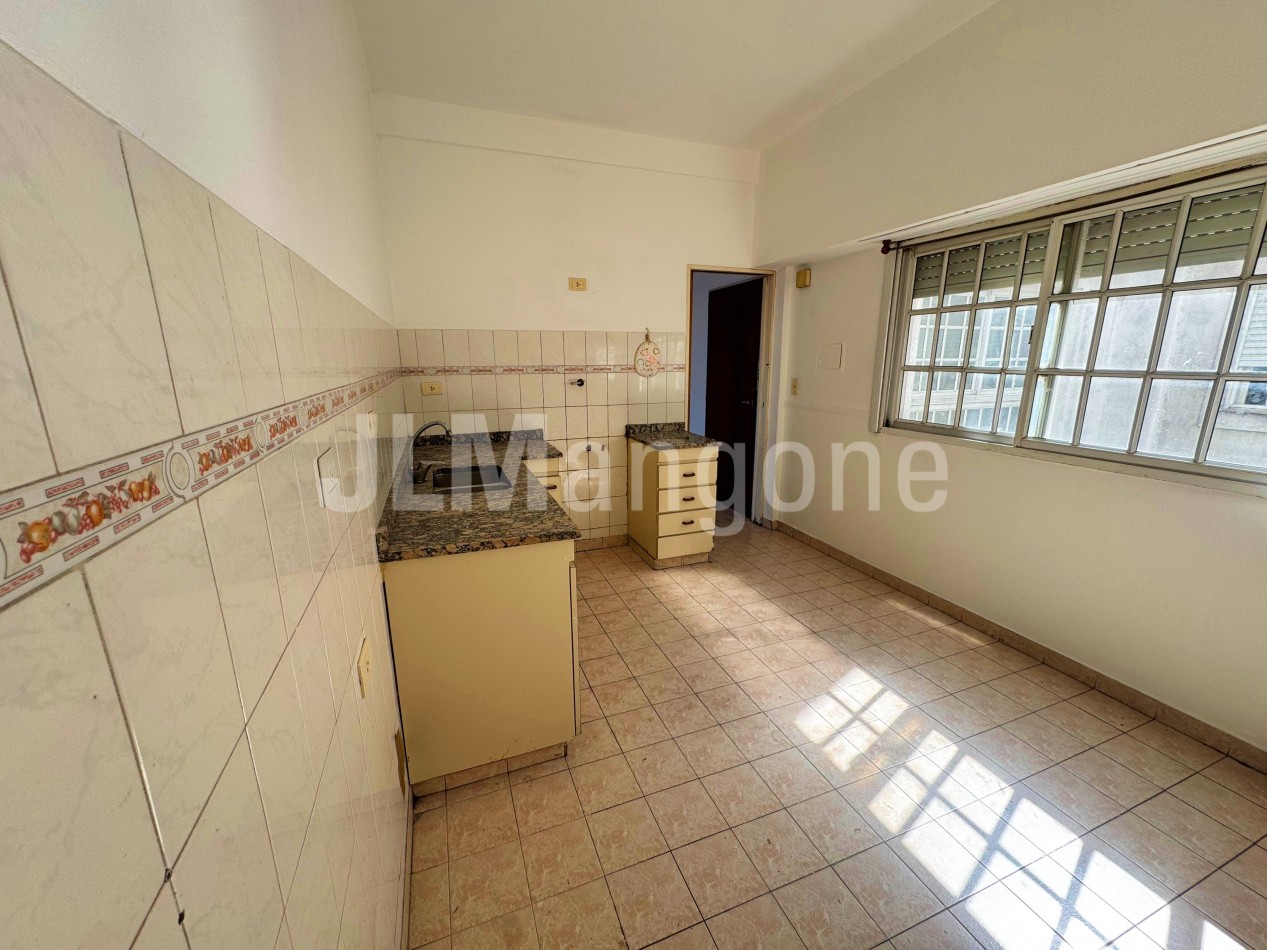 Departamento 3 ambientes con cochera y balcon