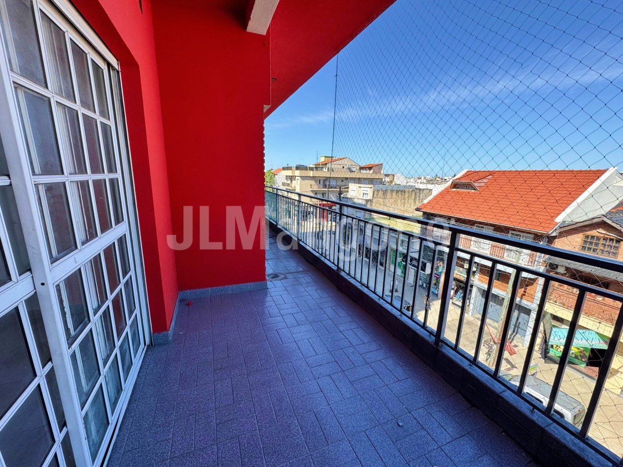 Departamento 3 ambientes con cochera y balcon