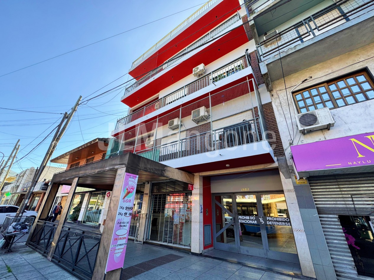 Departamento 3 ambientes con cochera y balcon