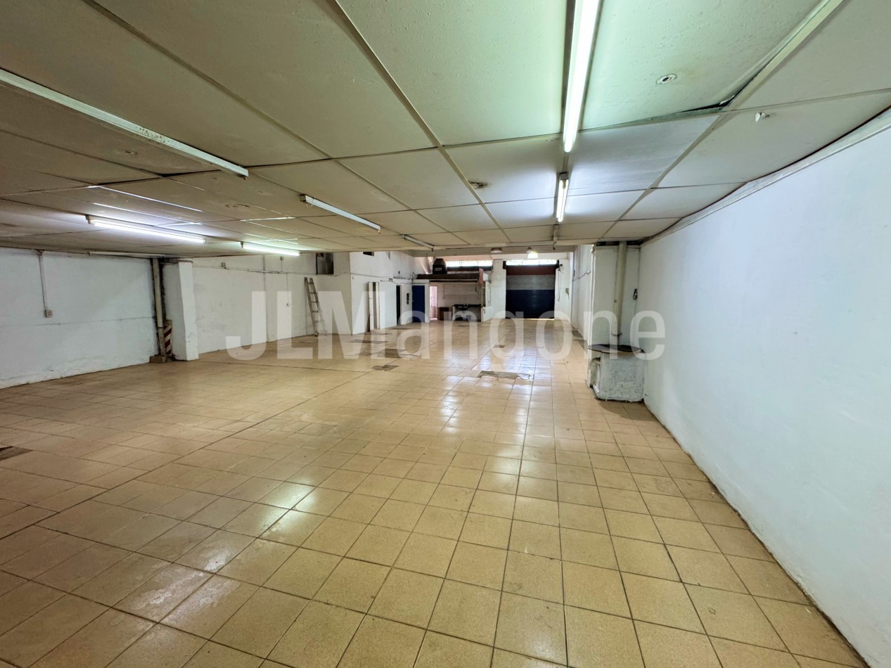 Local 300 m2 con doble entrada