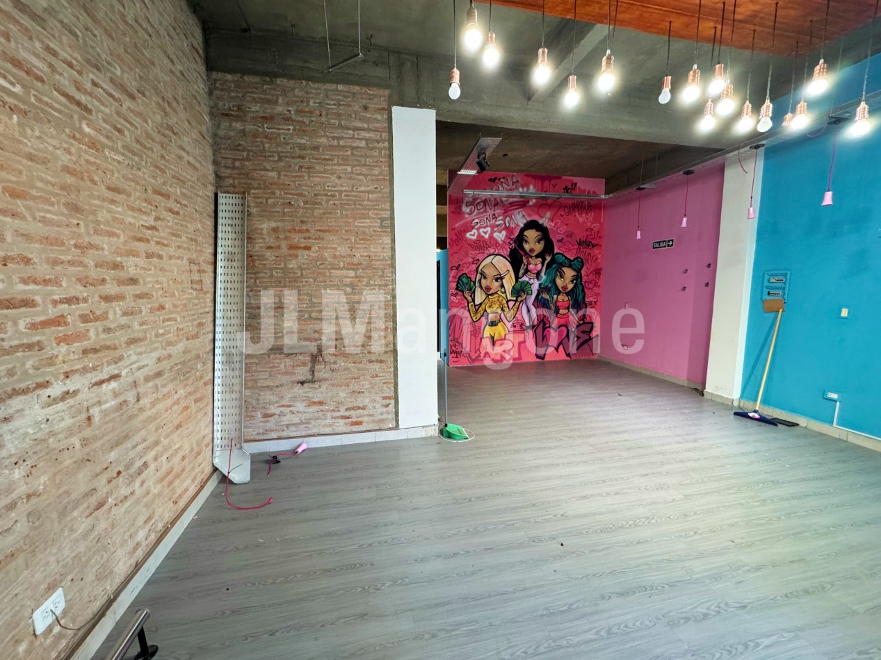 Local 104 m2 sobre Av. Peron