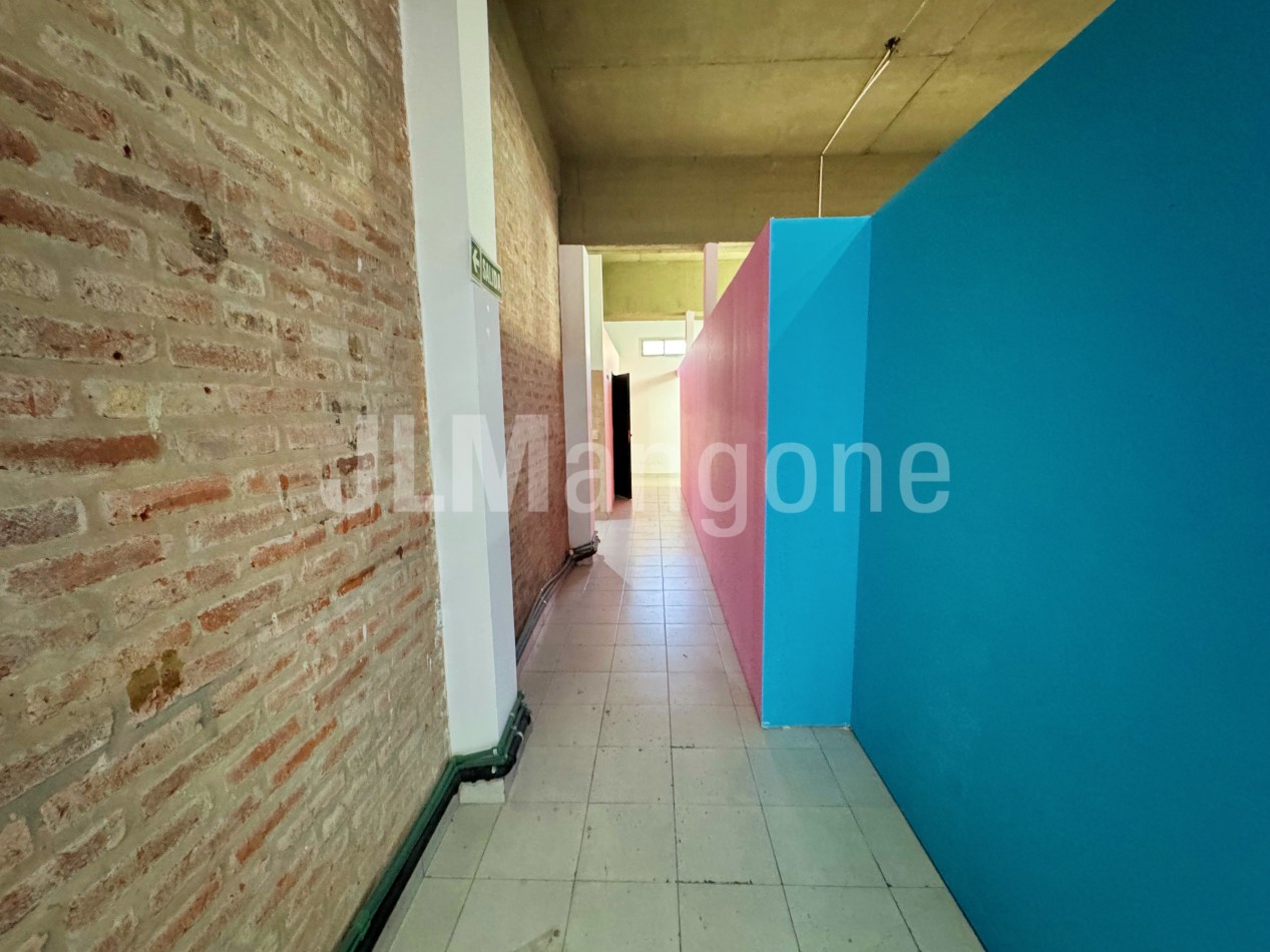 Local 104 m2 sobre Av. Peron
