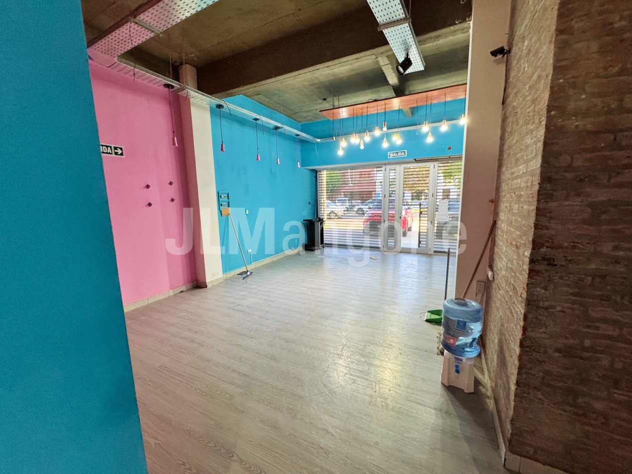 Local 104 m2 sobre Av. Peron