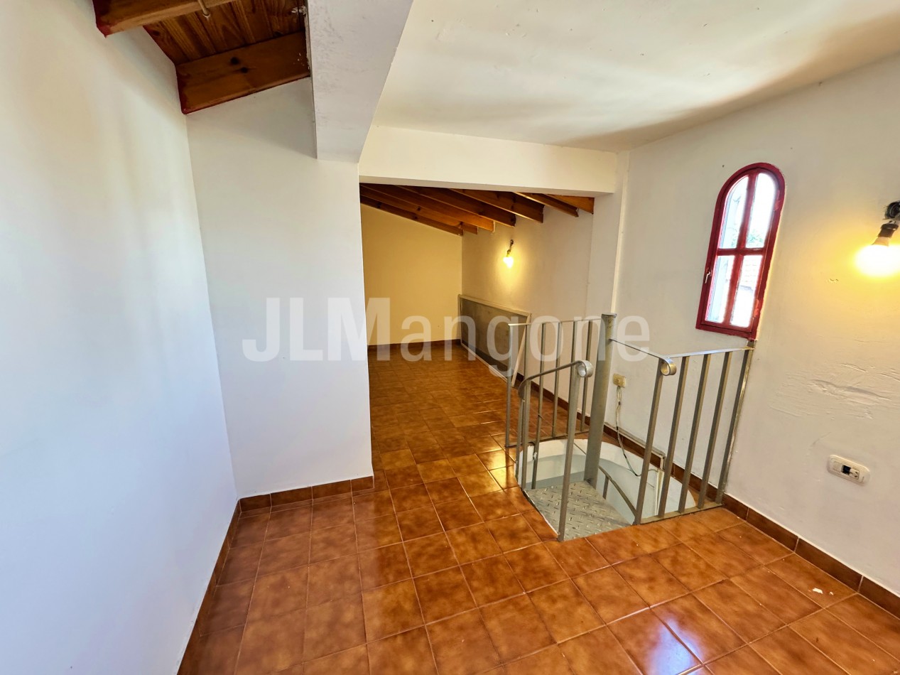 Duplex 4 ambientes con cochera y patio