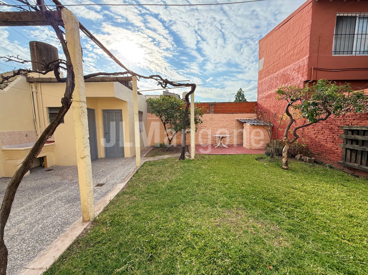 Casa 3 ambientes con parque y terraza