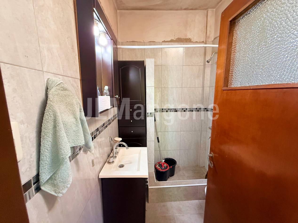 Casa 5 ambientes con cocheras (4), parque y piscina