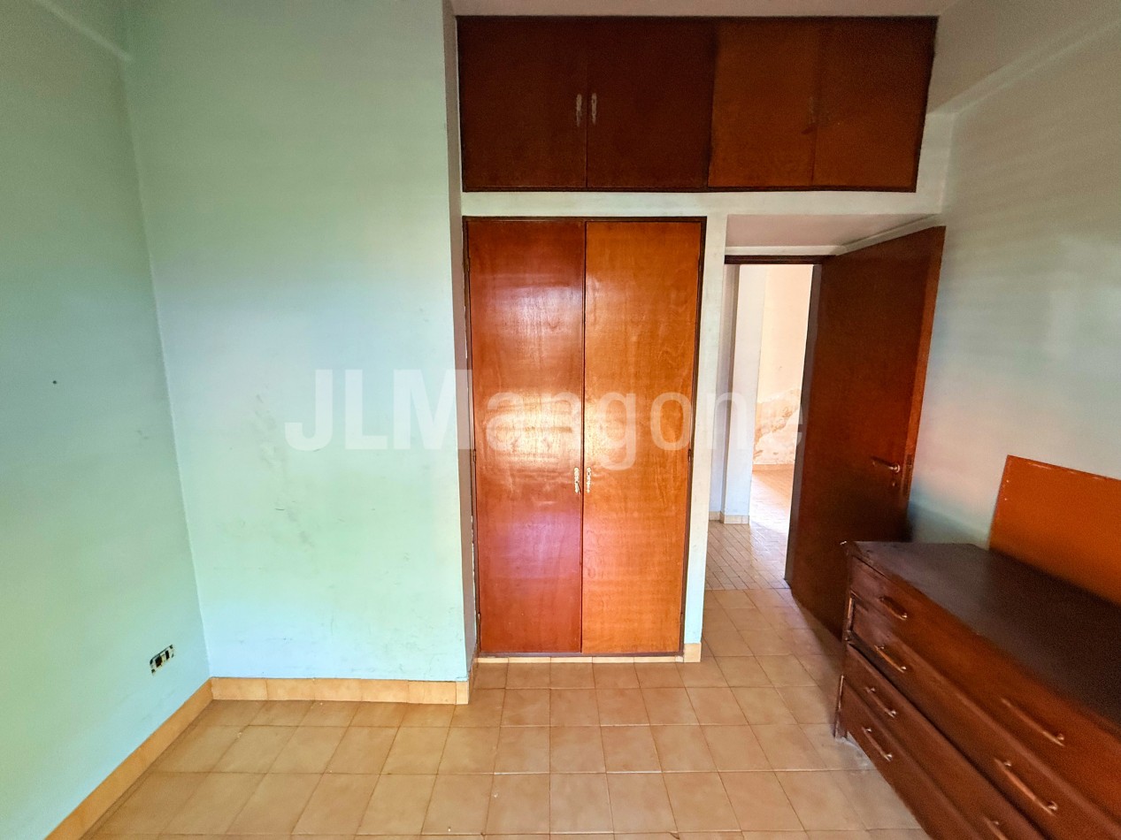Casa 5 ambientes con cocheras (4), parque y piscina
