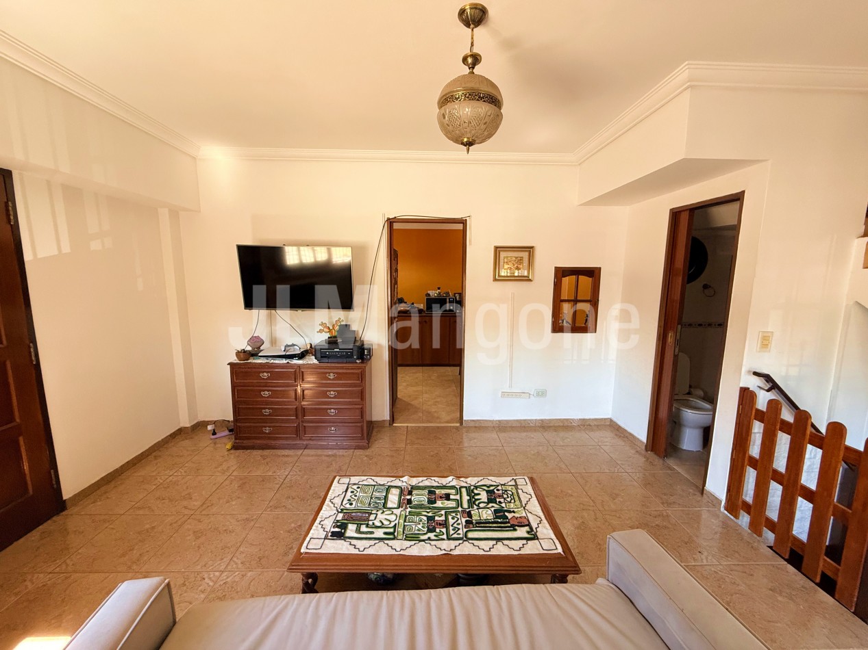 Triplex 4 ambientes con cocheras, patio y terraza