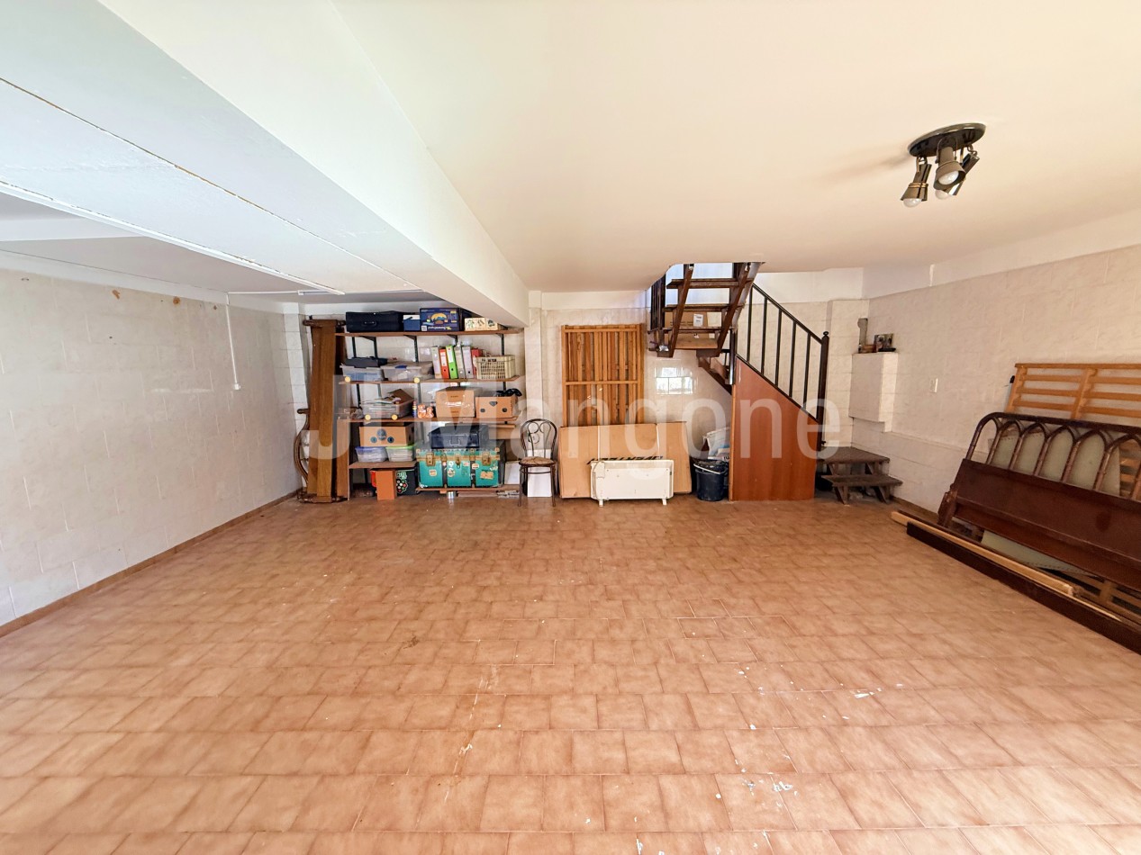 Triplex 4 ambientes con cocheras, patio y terraza