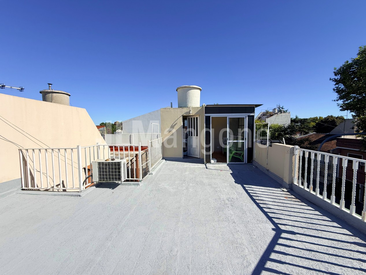 Triplex 4 ambientes con cocheras, patio y terraza