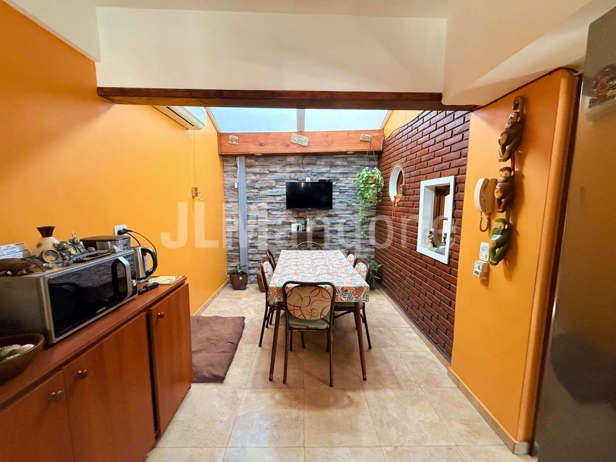 Triplex 4 ambientes con cocheras, patio y terraza