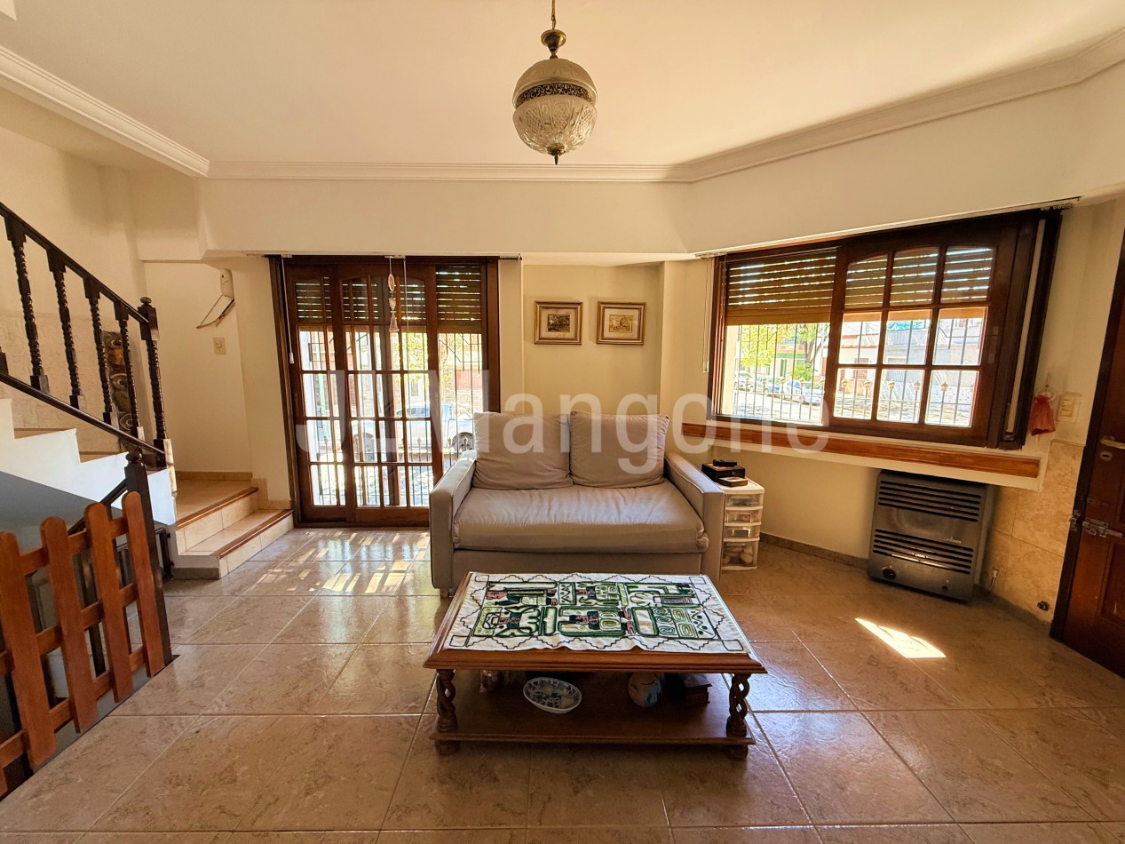 Triplex 4 ambientes con cocheras, patio y terraza