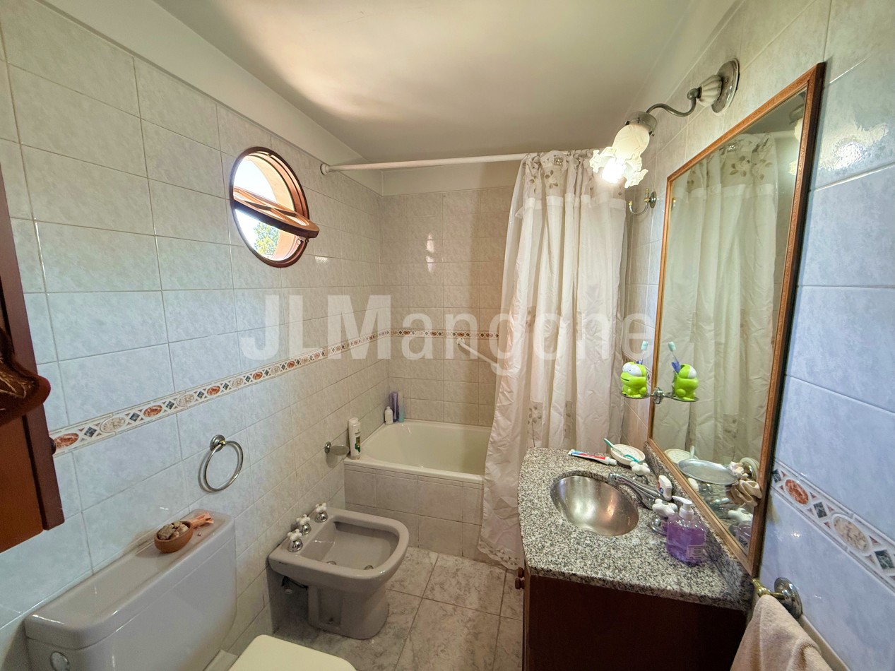 Triplex 4 ambientes con cocheras, patio y terraza