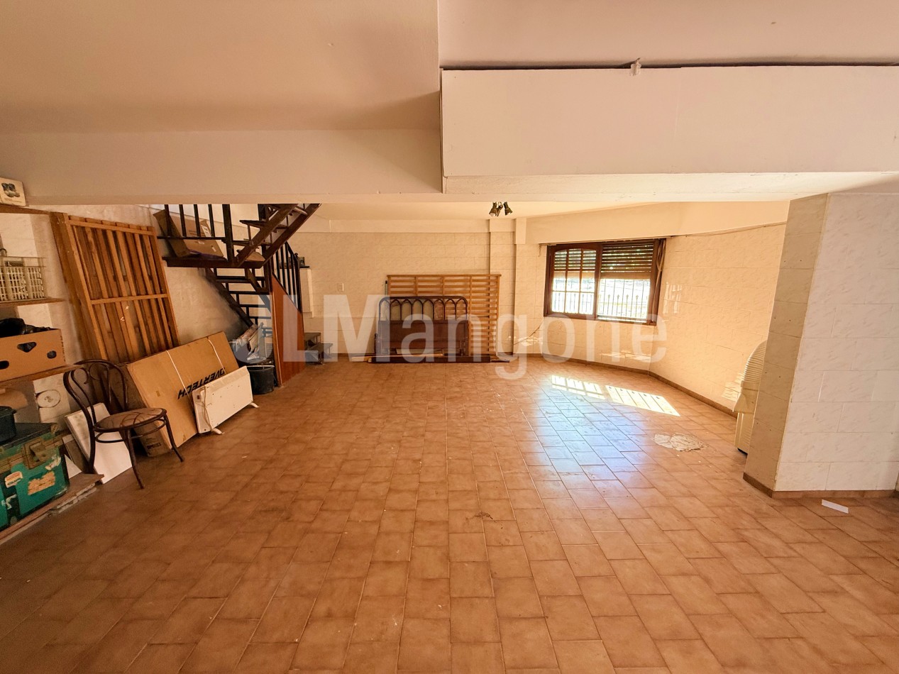 Triplex 4 ambientes con cocheras, patio y terraza