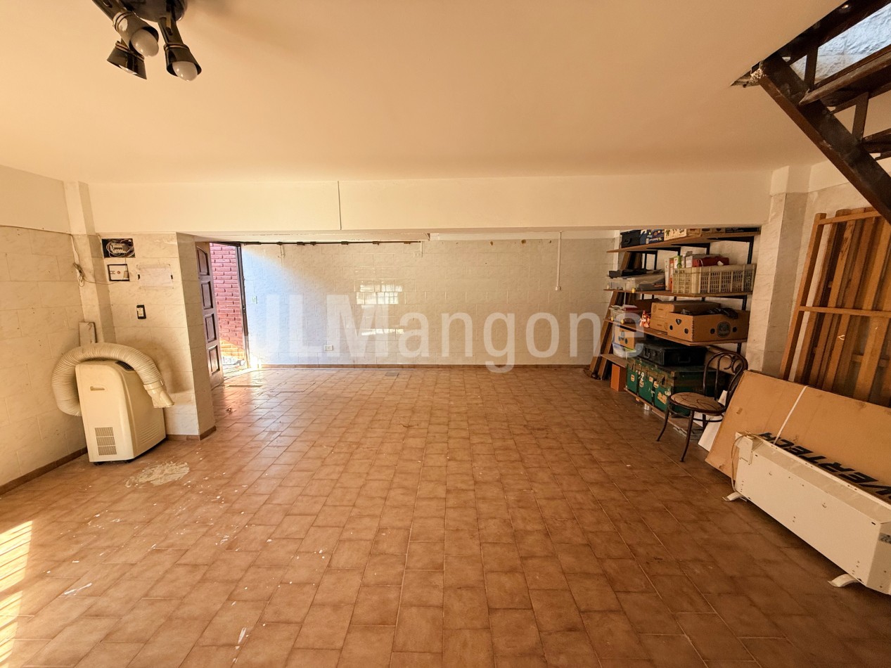 Triplex 4 ambientes con cocheras, patio y terraza