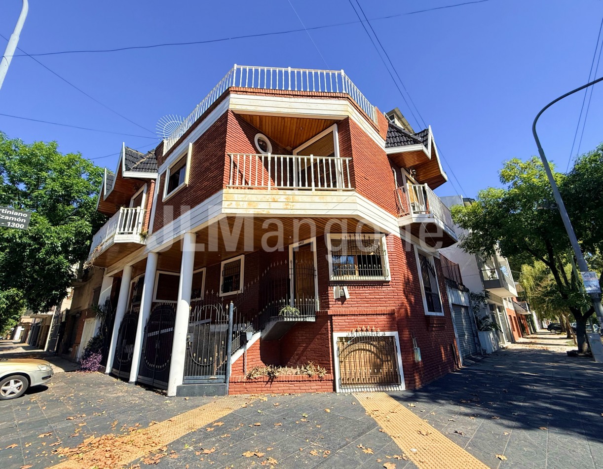 Triplex 4 ambientes con cocheras, patio y terraza