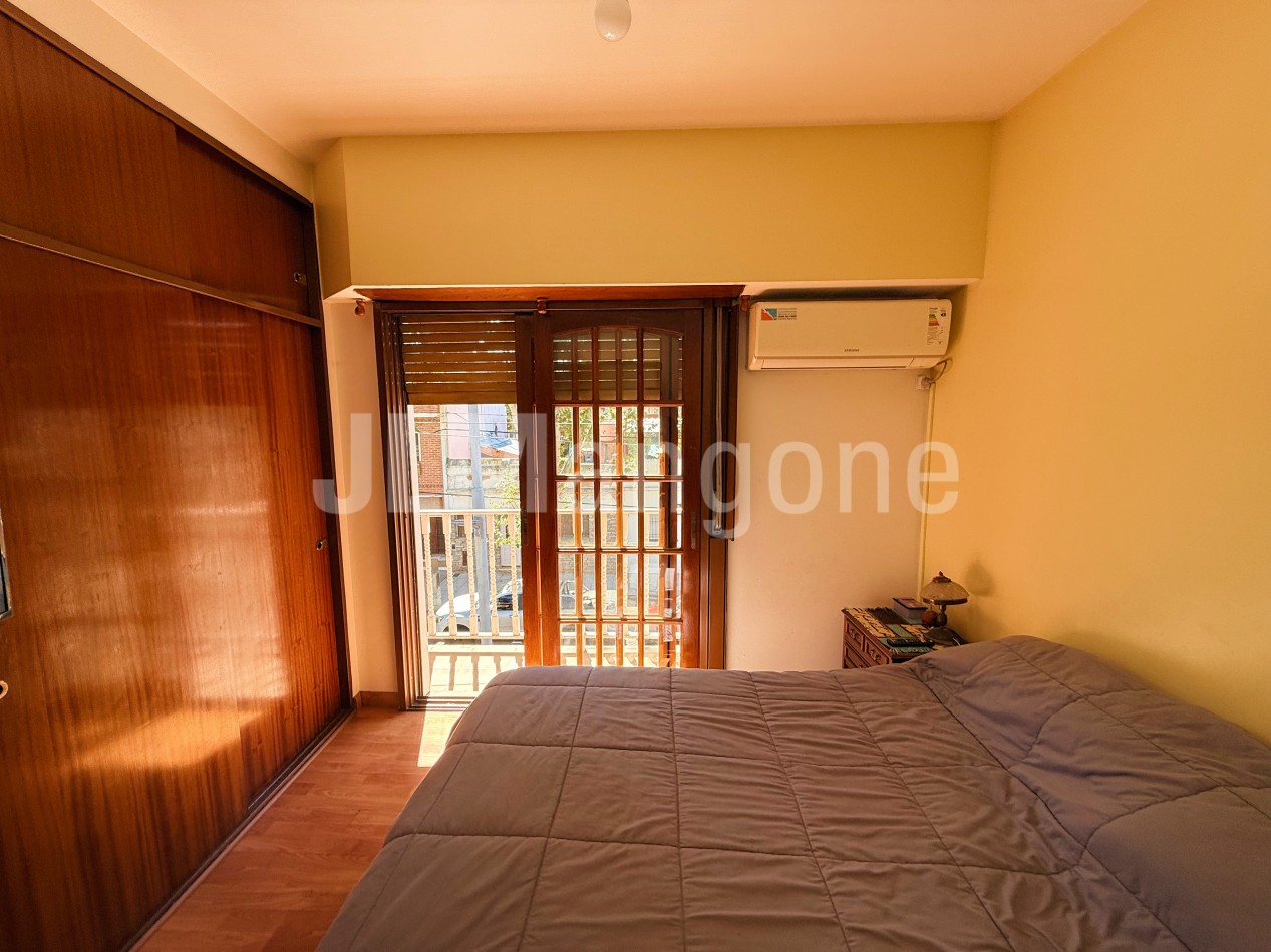 Triplex 4 ambientes con cocheras, patio y terraza