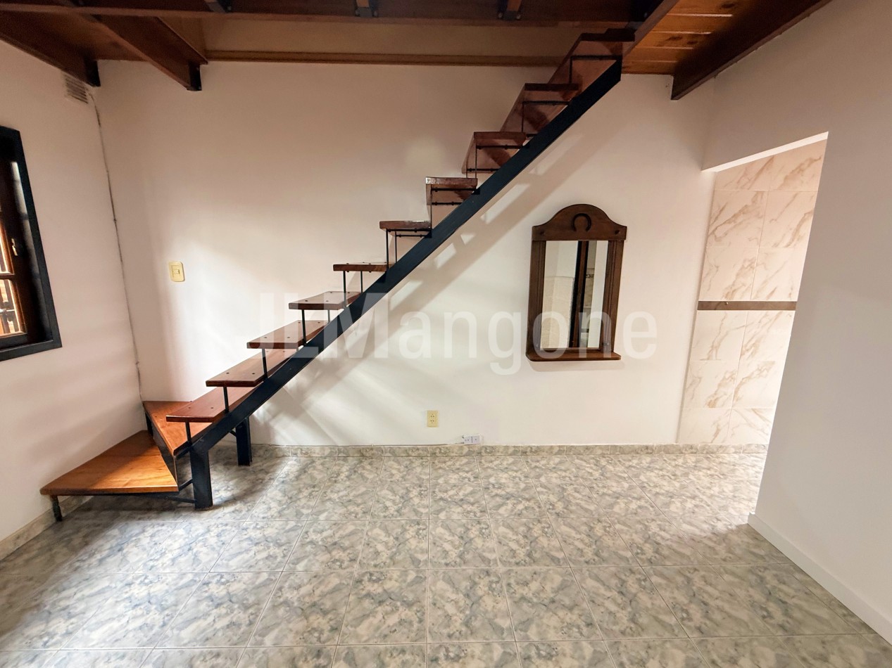 Duplex 2 1/2 ambientes con patio