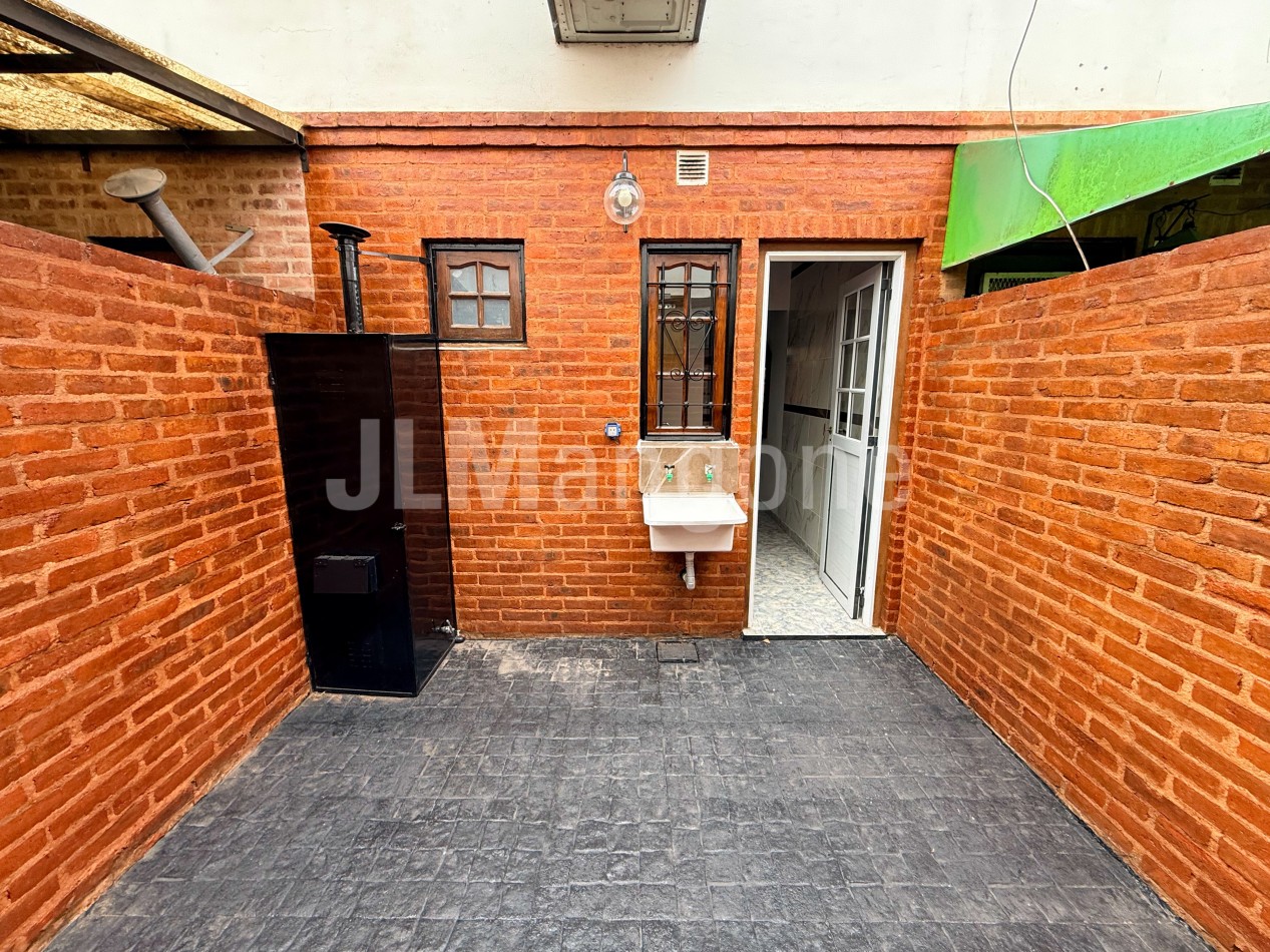 Duplex 2 1/2 ambientes con patio