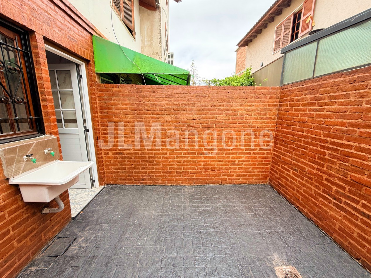 Duplex 2 1/2 ambientes con patio