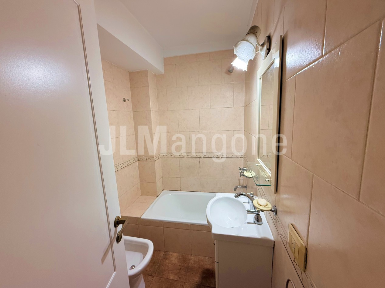 Departamento 2 ambientes con cochera y balcon