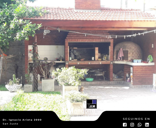 Chalet 4 ambientes con cochera, piscina y galpon