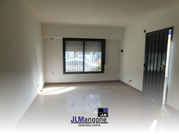 Casa 3 ambientes con cochera y parque