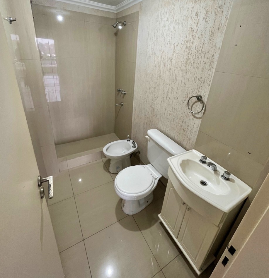 Departamento 1 ambiente con cochera y balcon