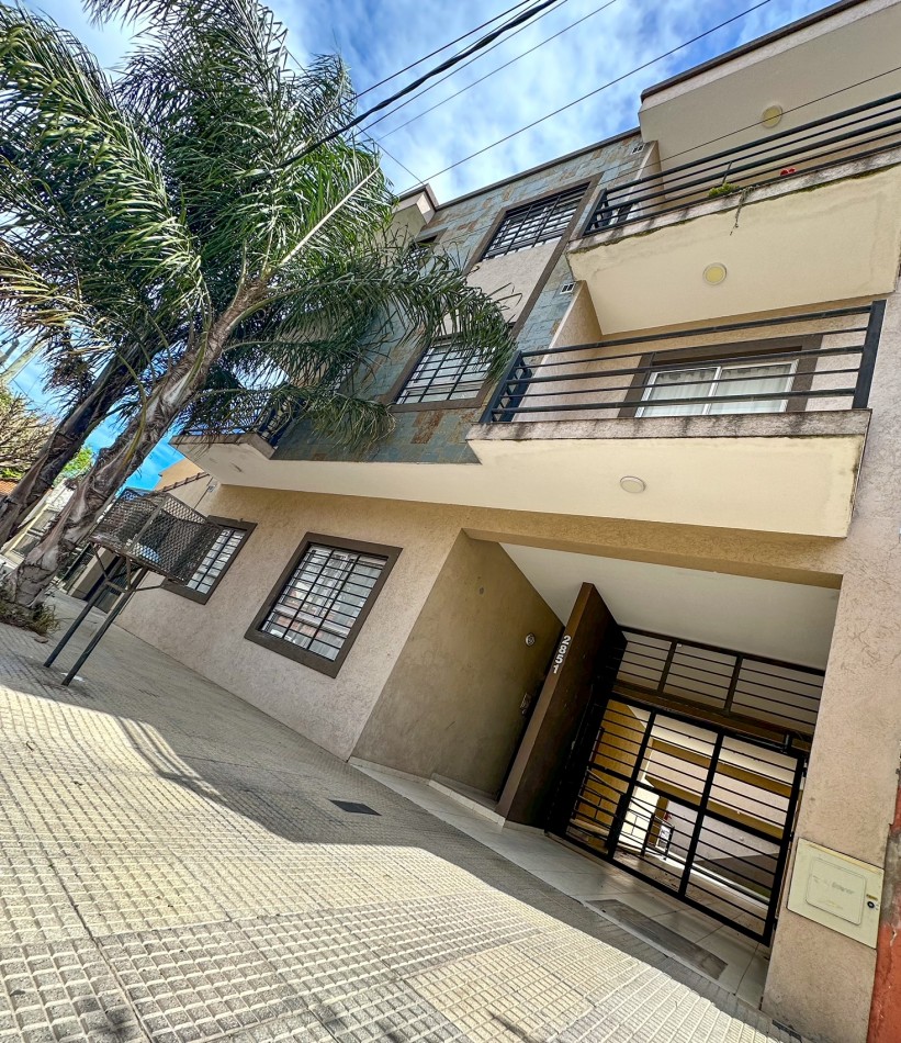 Departamento 2 ambientes con cochera y balcon