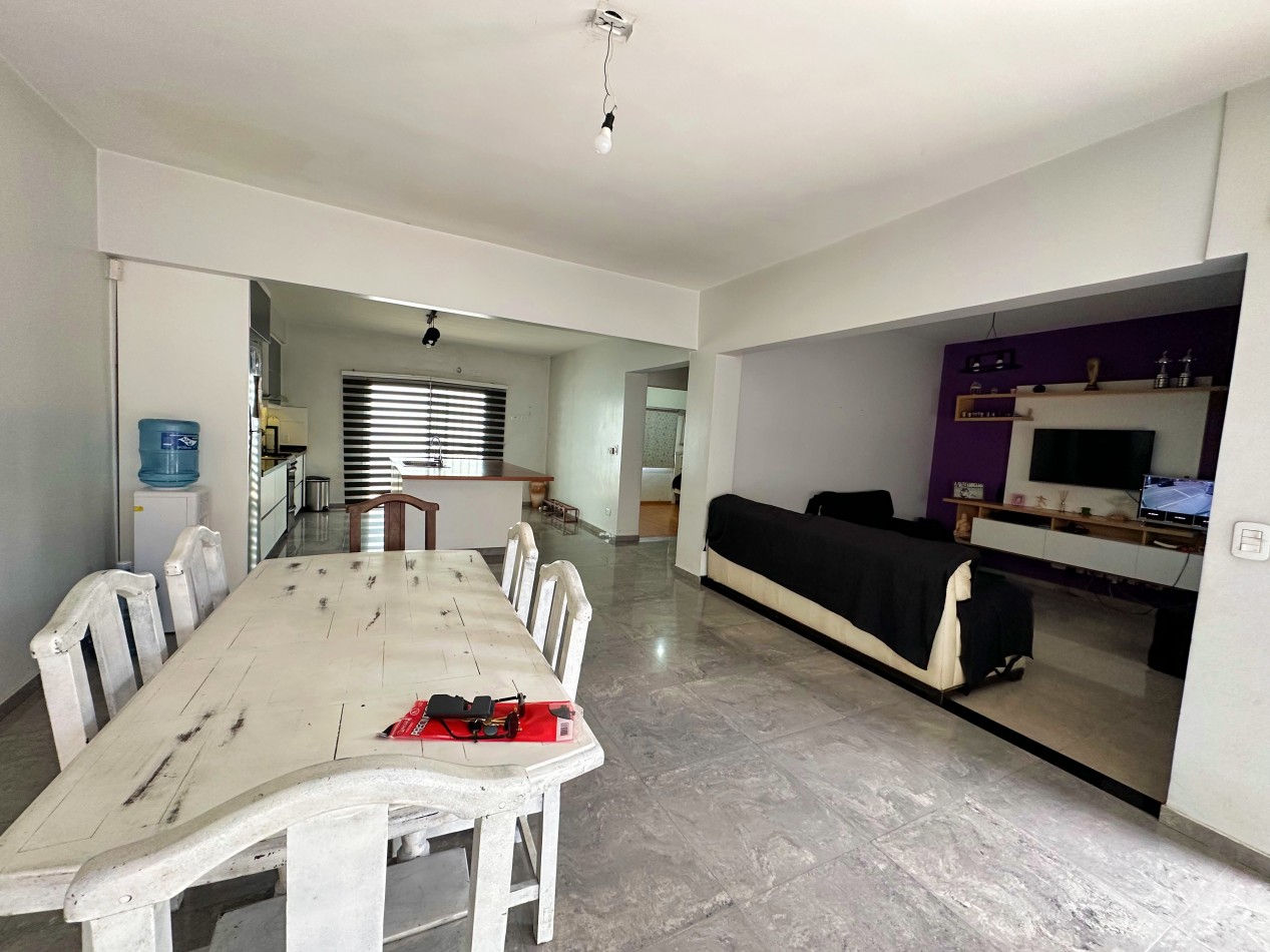 Casa 4 ambientes con cocheras (2) y terraza