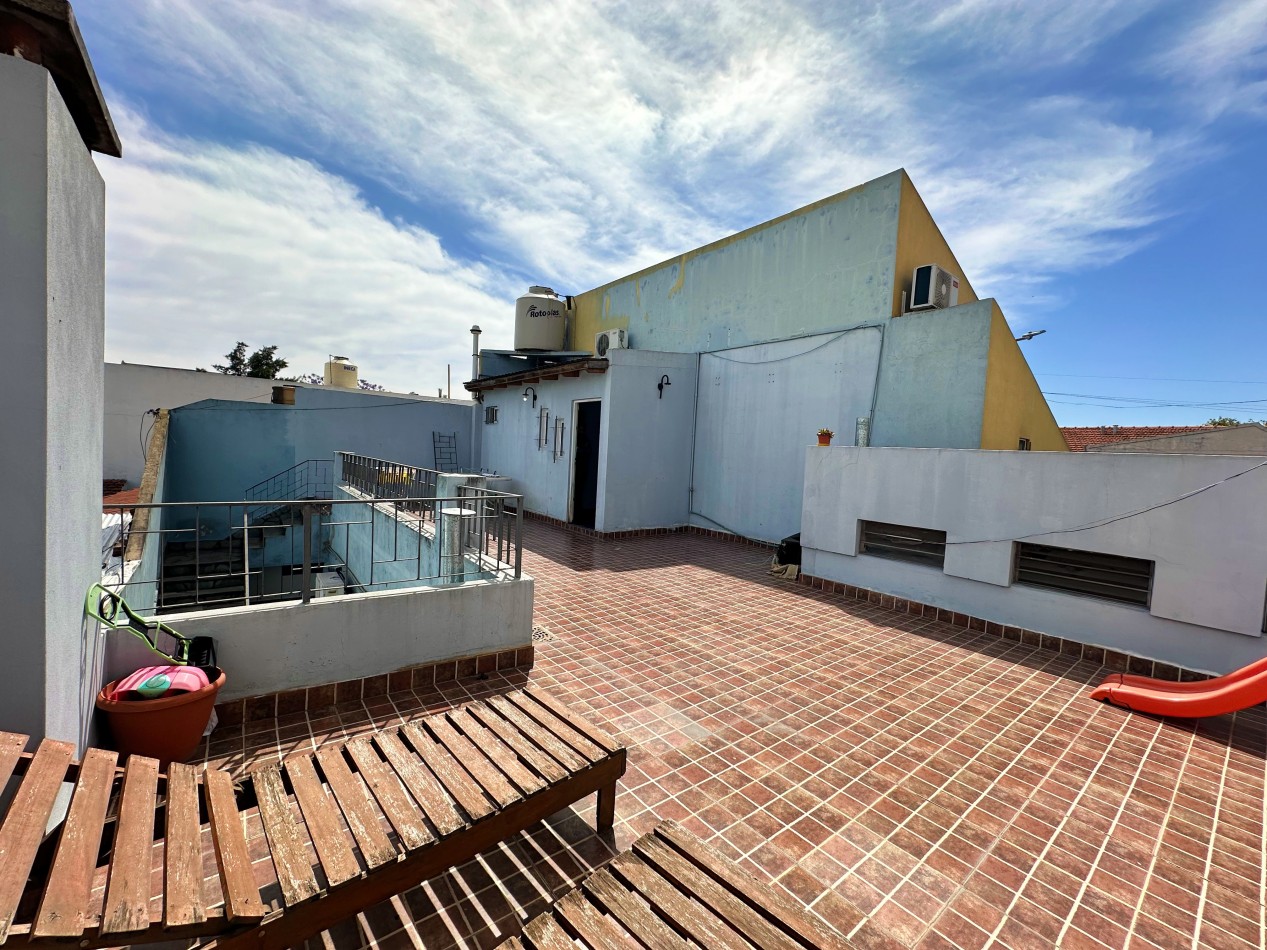 Casa 4 ambientes con cocheras (2) y terraza