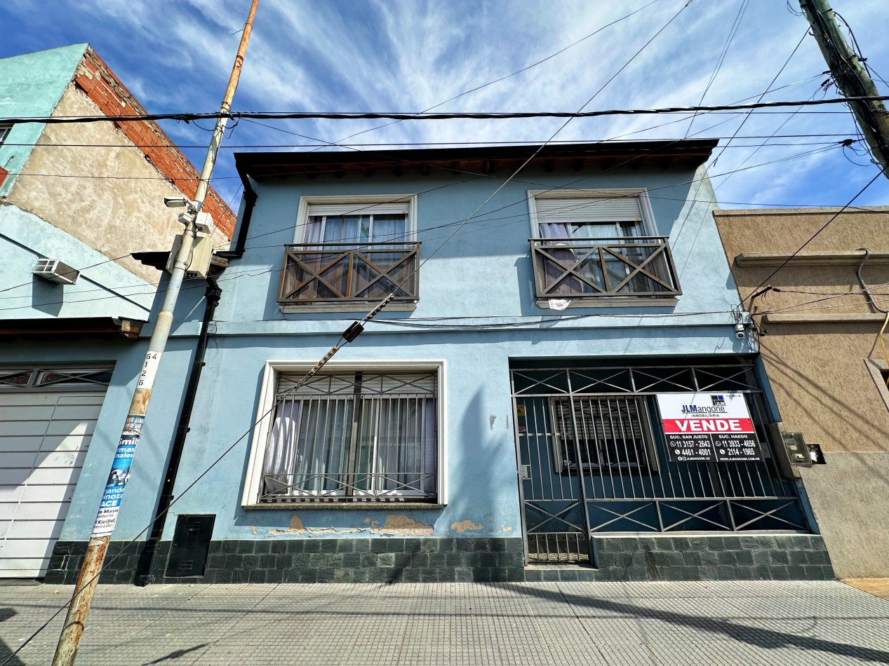 Casa 4 ambientes con cocheras (2) y terraza