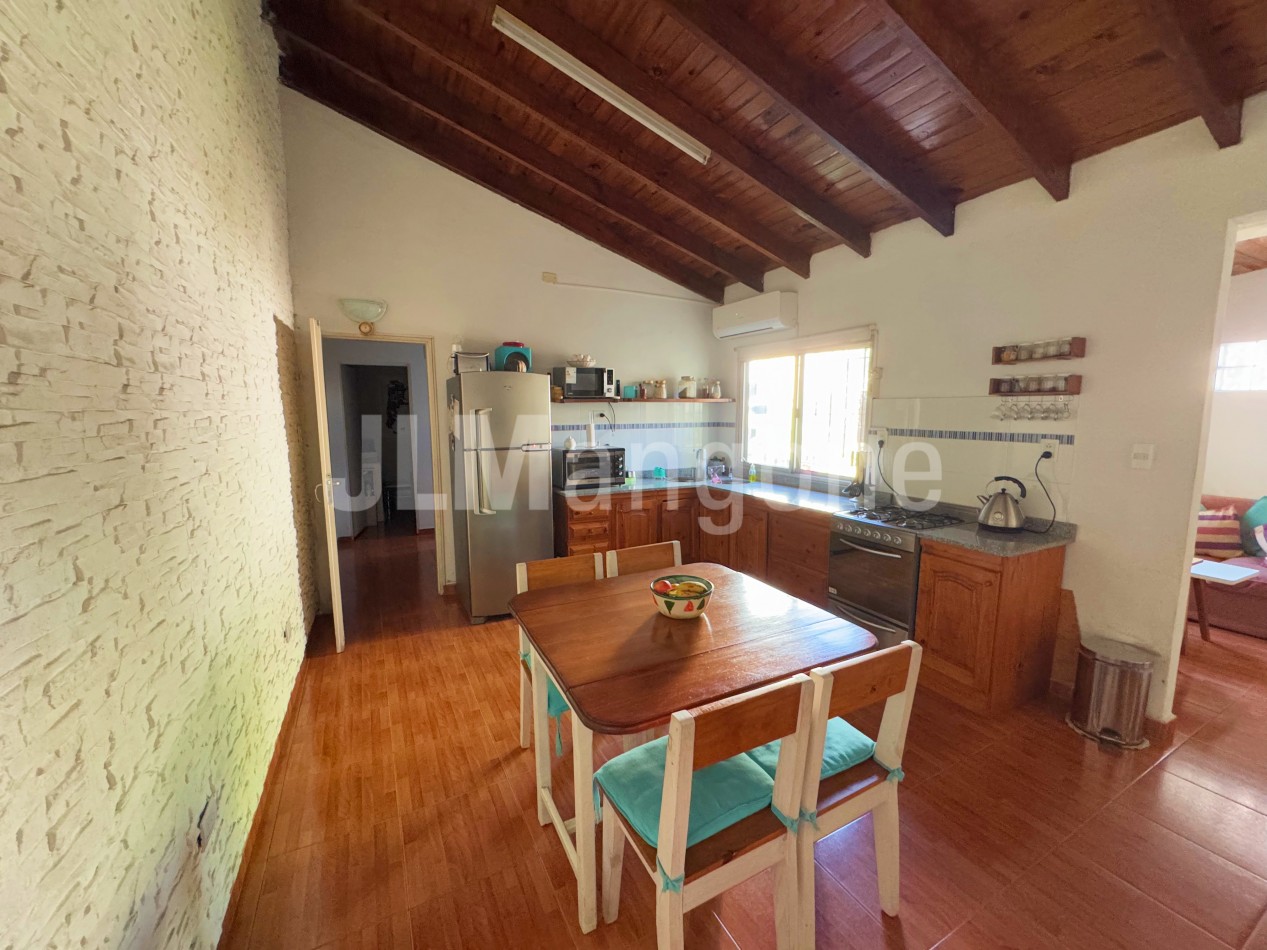 Casa 4 ambientes con cochera y parque
