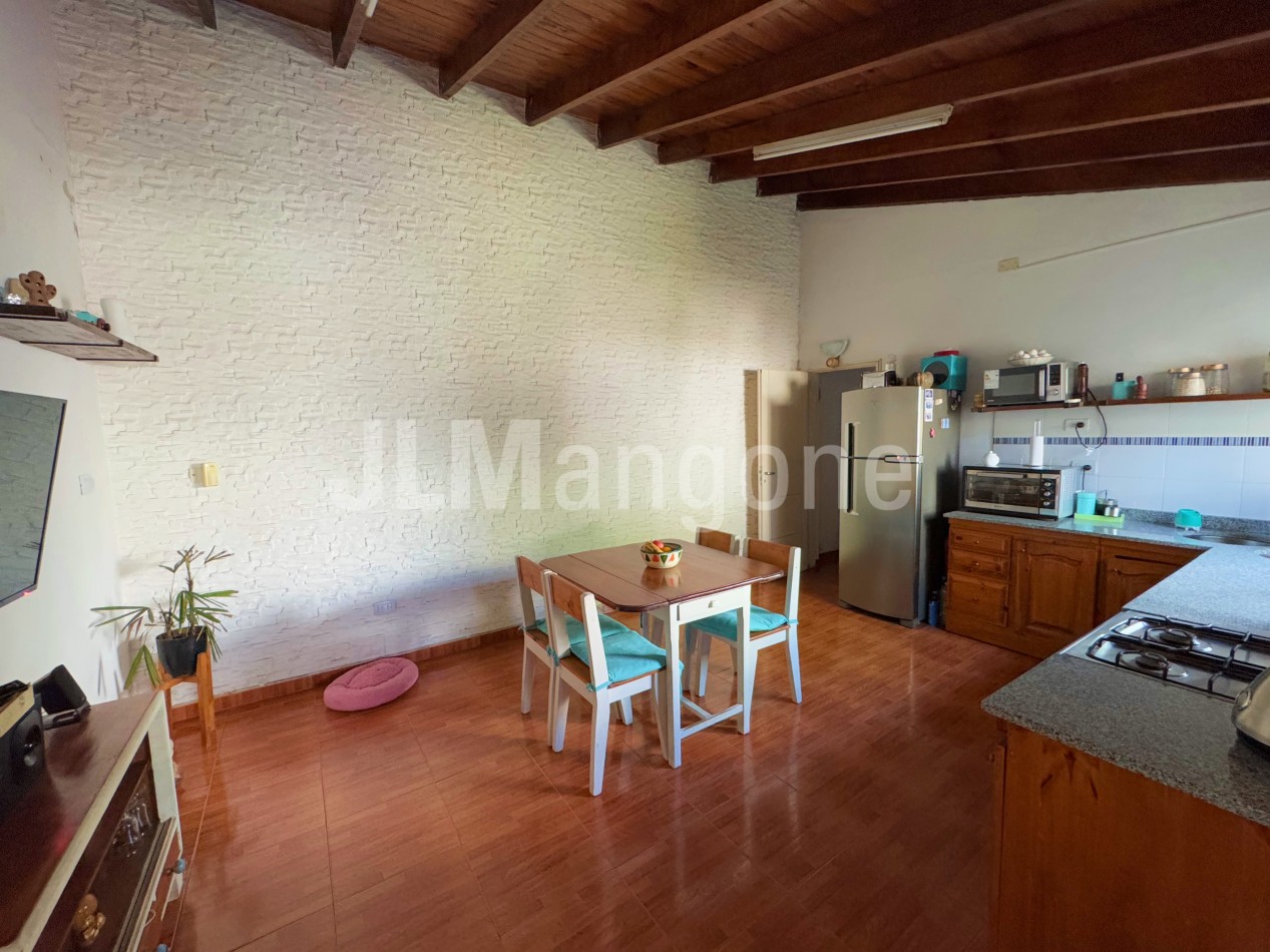 Casa 4 ambientes con cochera y parque