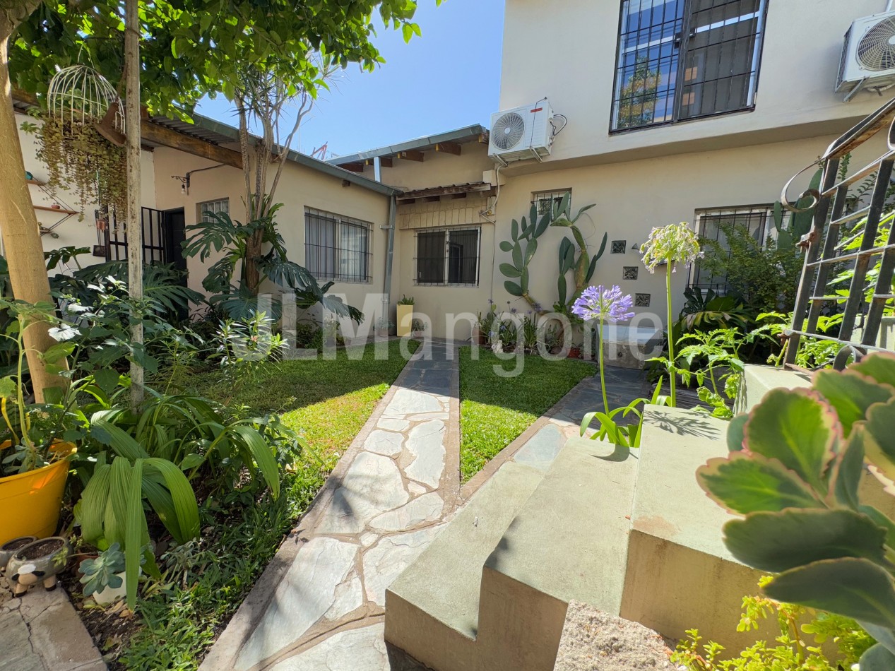 Casa 4 ambientes con cochera y parque