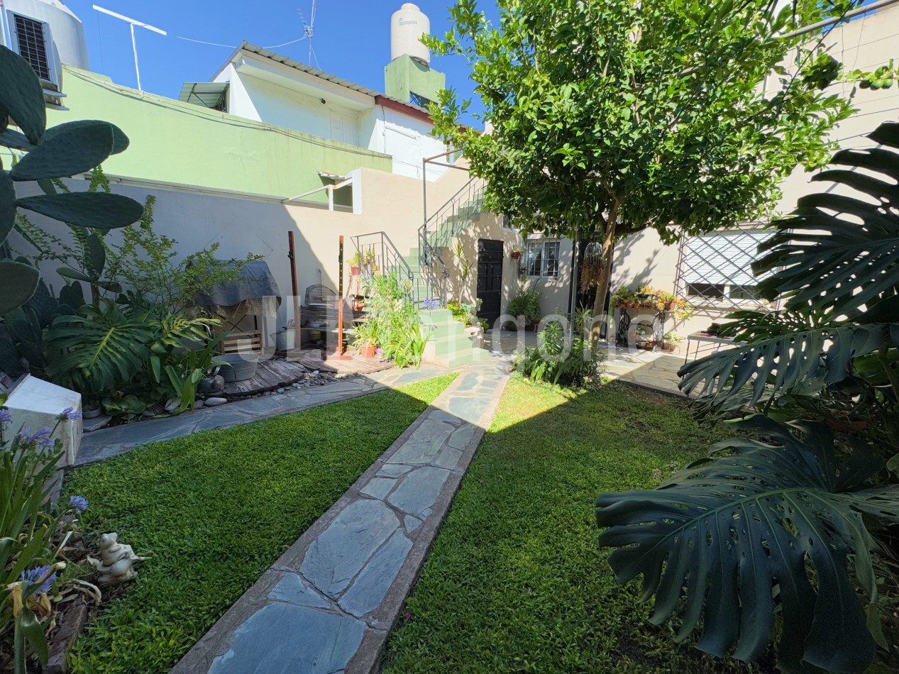 Casa 4 ambientes con cochera y parque