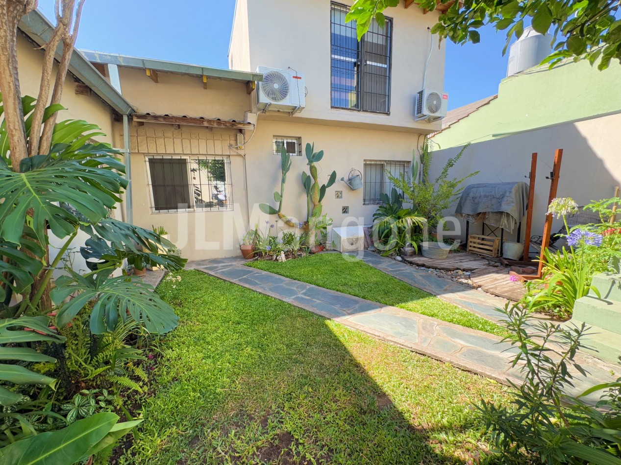 Casa 4 ambientes con cochera y parque