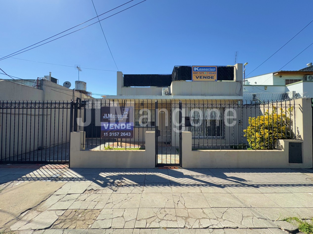 Casa 4 ambientes con cochera y parque