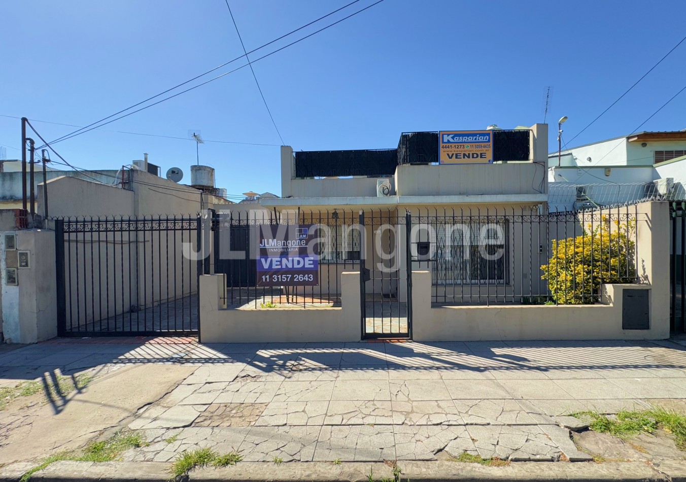 Casa 4 ambientes con cochera y parque