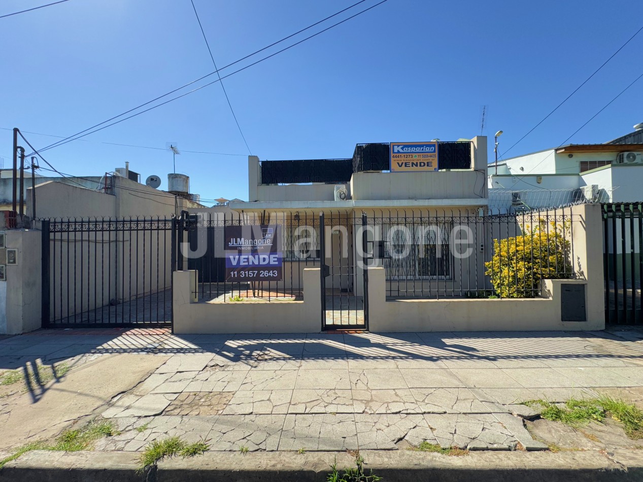 Casa 4 ambientes con cochera y parque