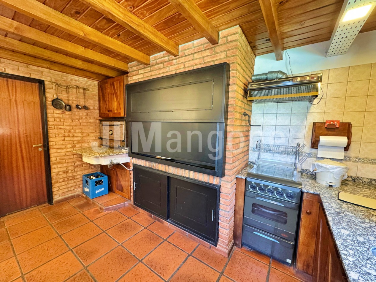Chalet 4 ambientes con cocheras, piscina, parque, y quincho